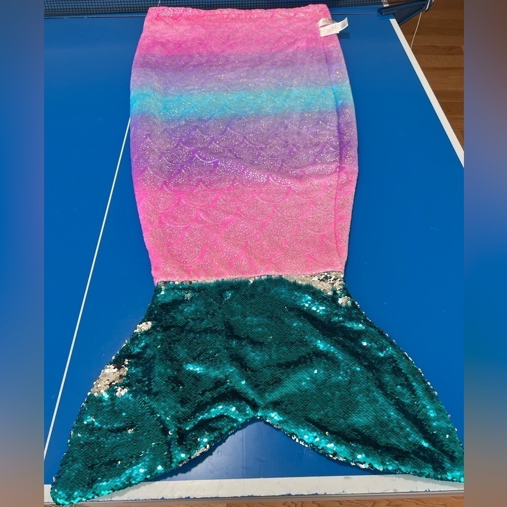 - Girl’s Mermaid Blanket. Like New. One size Kids